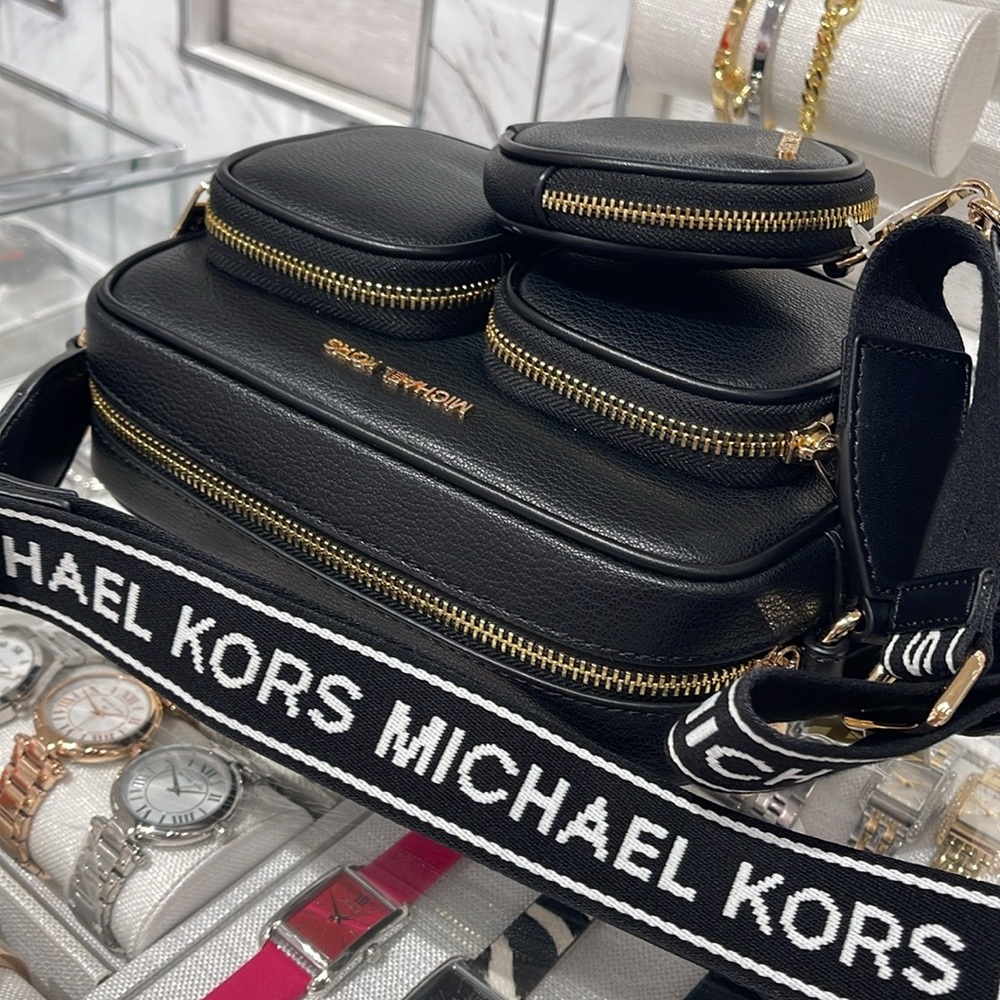 Michael Kors Jet Set Md Leather Crossbody Bag with Case Apple Airpods Pro®
Black - Picture 9 of 16